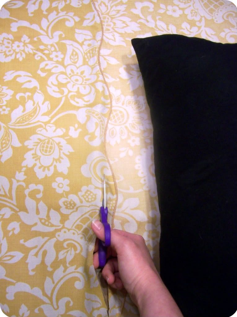 hoopdeedoo Guest Tutorial NoSew Pillow Cover by {rindercella}